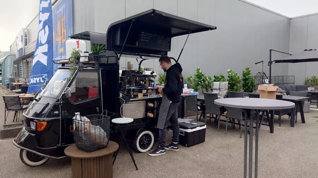 Mobiele koffiekar met barista op een evenement