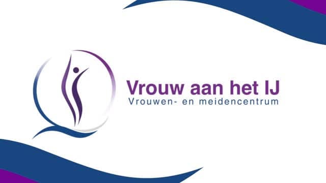 Vrouw aan het IJ