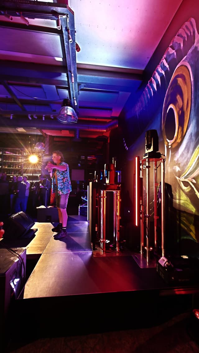Kris van de Straat zingt op een podium tijdens een feest