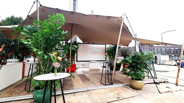 Stretchtent met planten, meubilair en audiovisuele techniek