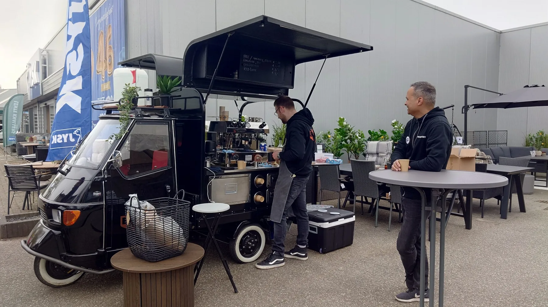 Coffee cart and guest arrival at a corporate event on Texel