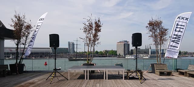 Podium aan het IJ met Amsterdam Centraal op de achtergrond
